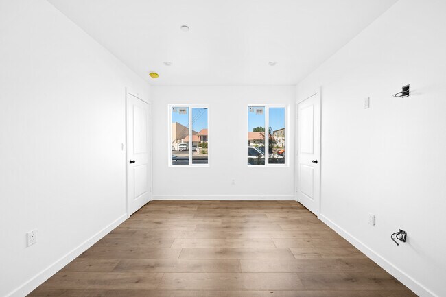 Building Photo - 6830 Hazeltine Ave