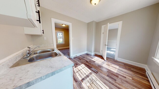 Building Photo - 3052 Sackett Ave