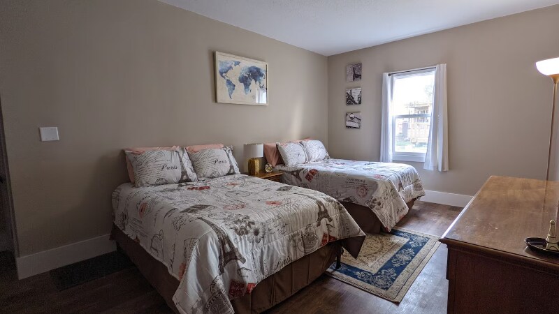 Primary Photo - 902-904 W Locust St