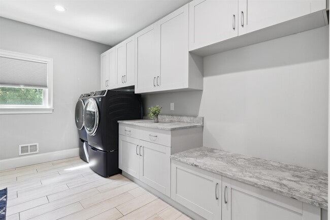 Building Photo - 22 Austin Ln