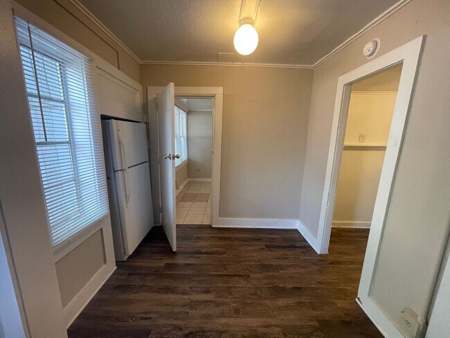 Building Photo - ((FREE RENT)) Cozy 1 Bedroom 1 Bath  Downs...