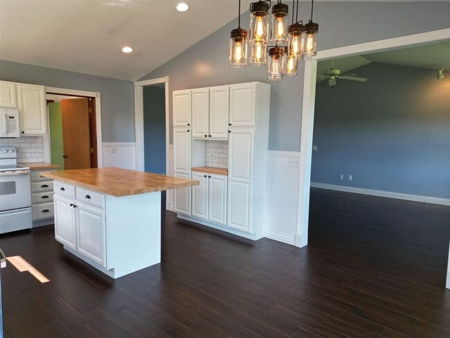 Building Photo - Spacious 5BR Retreat Minutes from Downtown Boyne City