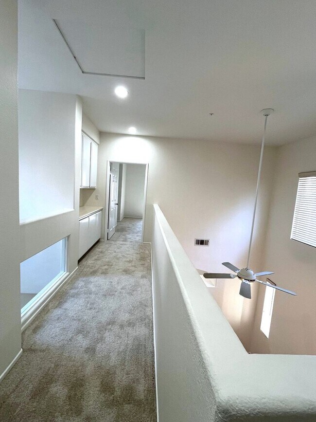 Building Photo - ***SPACIOUS 4 BEDROOM | 3 BATH TOWNHOUSE W...