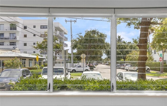 Building Photo - 2250 Bay Dr
