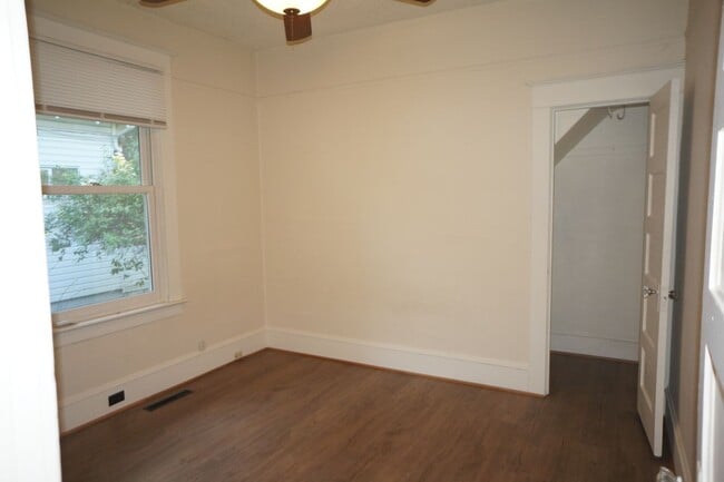 Building Photo - Beautiful 3 bedroom 1 bathroom NE Bungalow "Sabin area"