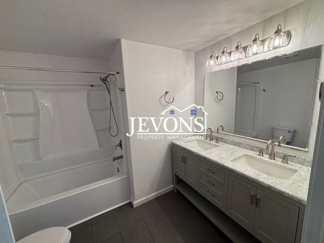 Building Photo - $500 Rent Credit - Charming 4-bedroom home with laundry and full kitchen, located near WA-17 and ...