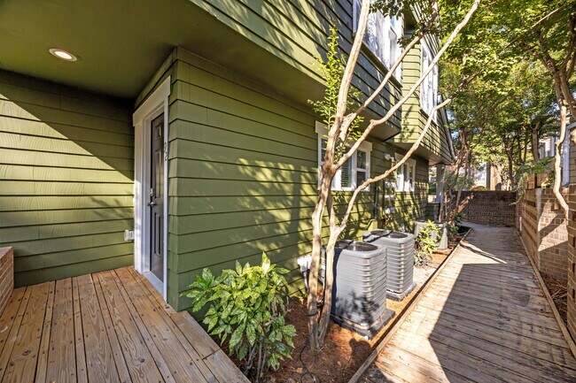 Primary Photo - 425 W 8th St