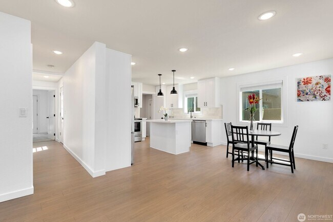 Building Photo - Remodeled, move in condition!