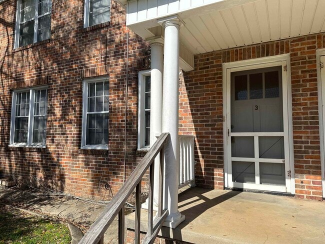 Building Photo - 410 E Carolina St