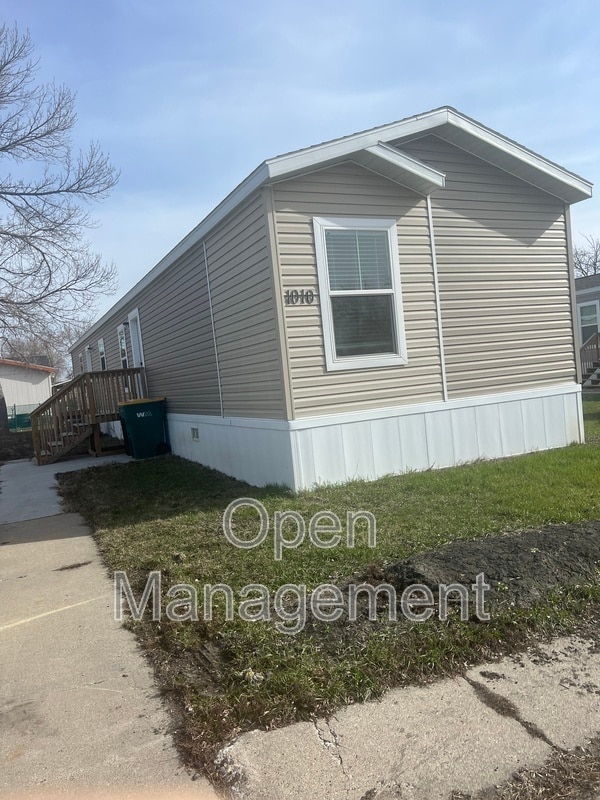 Building Photo - 825 1st Ave E
