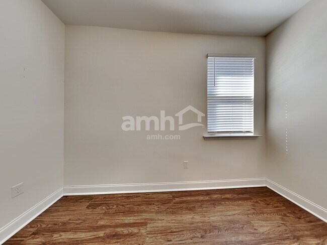 Building Photo - 227 Swan Dr