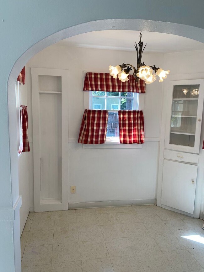 Building Photo - Charming 2bdrm 1 bath house with garage and fenced yard