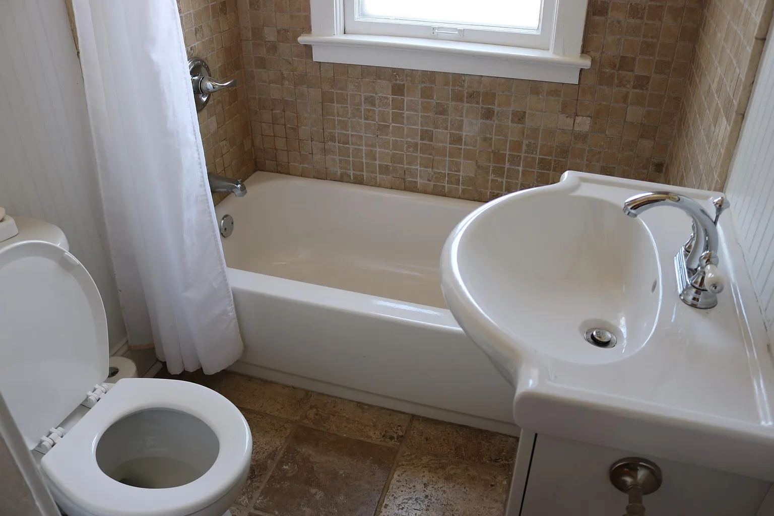 Bathroom - 5113 Wyandotte St