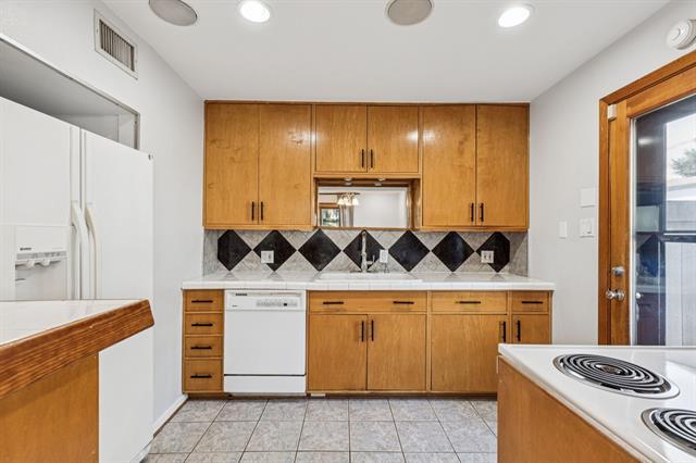 Building Photo - 4949 N Hall St