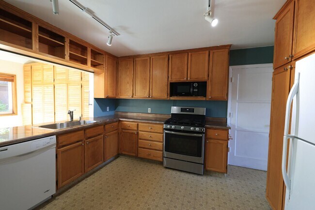 Building Photo - 1744 County Ln