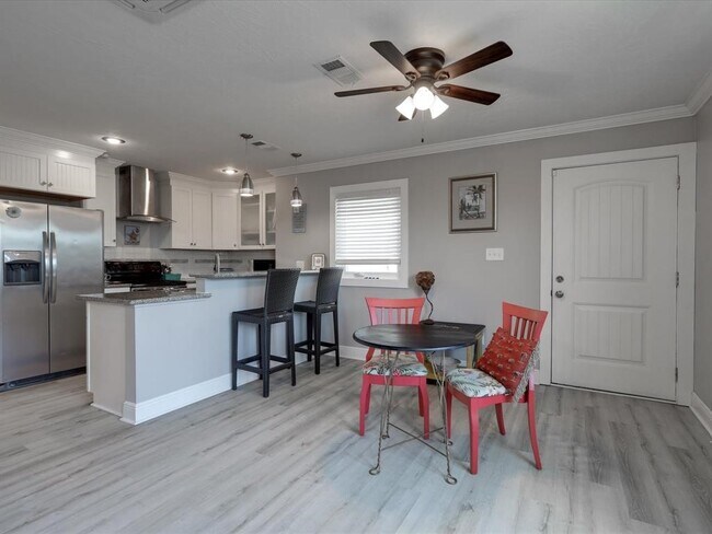 Building Photo - 10 Windsor Ct