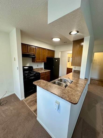 Building Photo - 2205 Hedgerow Road