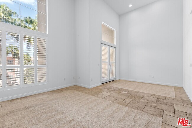 Building Photo - 5831 Seawalk Dr