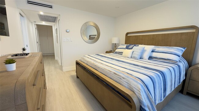 Building Photo - 5161 Collins Ave