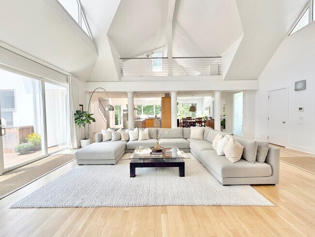 Building Photo - Seasonal Rental : EH Contemporary with Pool & Private Tennis