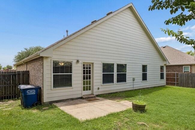 Building Photo - 1551 Cedar Springs Dr