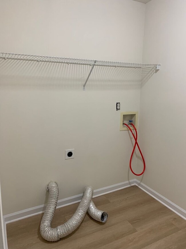 Building Photo - All new laminate flooring~3 bedroom 2 bath...