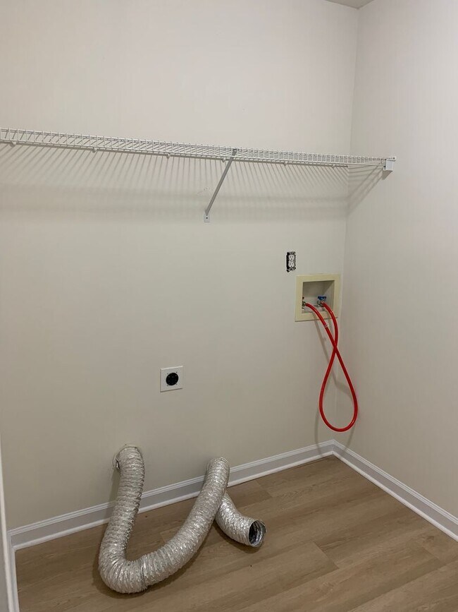 Building Photo - All new laminate flooring~3 bedroom 2 baths ~ small pet with fee ~Home Owner's Assocaite rules & ...