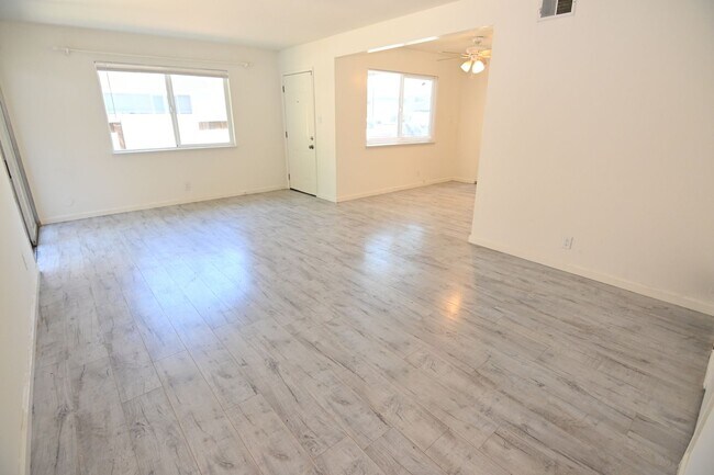 Building Photo - 1295 Flora Ave