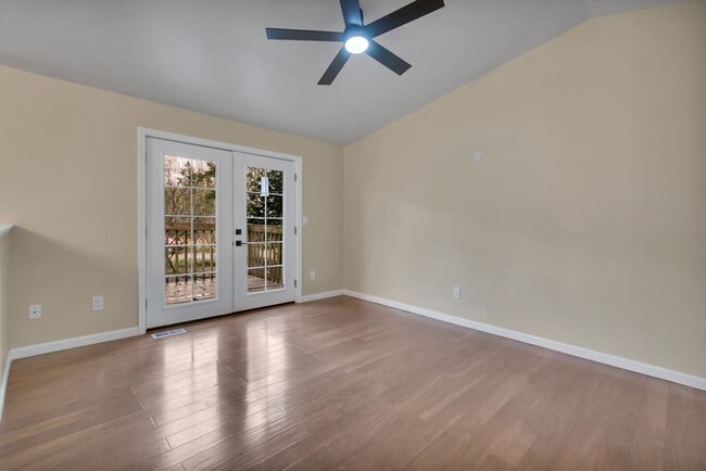 Building Photo - ONE LEVEL LIVING in Peaceful & Private Location!