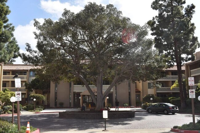 Building Photo - Large 2-bedroom condo at the Plaza Condos in Pacific Beach