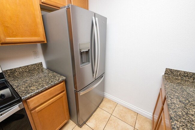 Building Photo - 2BR/1.5BA Condo! 2 parking spaces