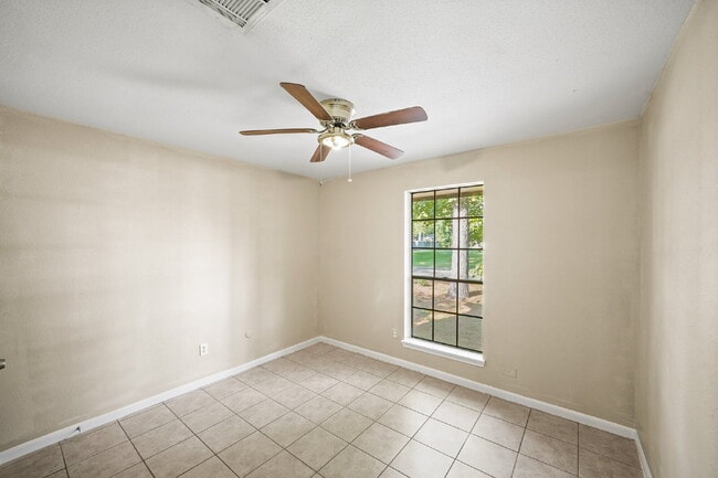 Building Photo - Charming home in Woodland Oaks Subdivision