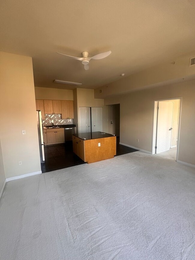 Building Photo - 1BR High-Rise with Balcony & Views