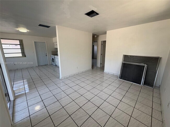 Building Photo - 2752 SW 25th Ter