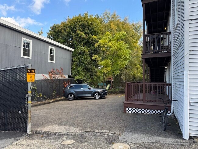 Building Photo - 129 S Elm St