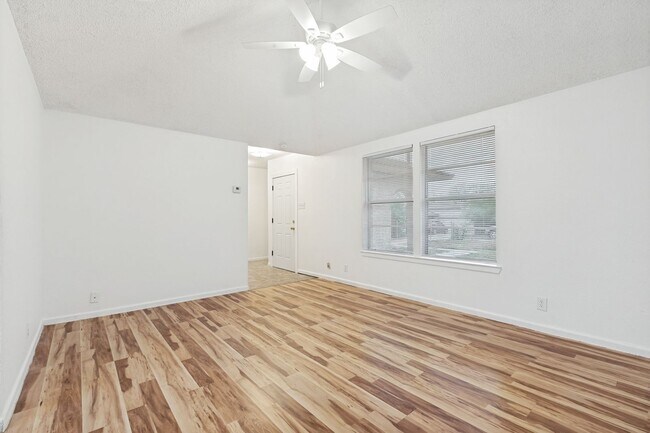 Building Photo - 3-BEDROOM HOME IN LOMA PARK