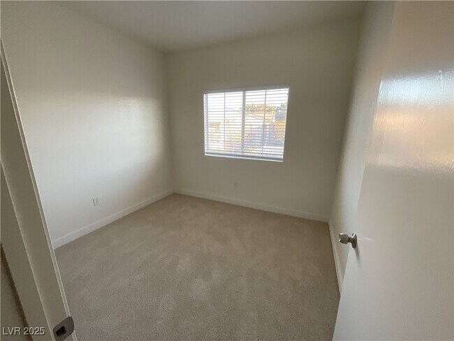 Building Photo - 3400 Cabana Dr