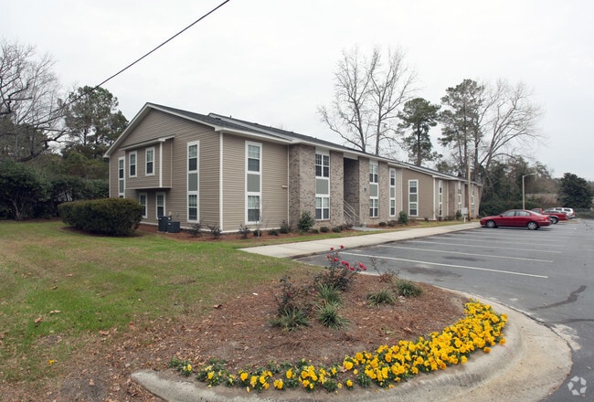 Primary Photo - The Oaks Apartments