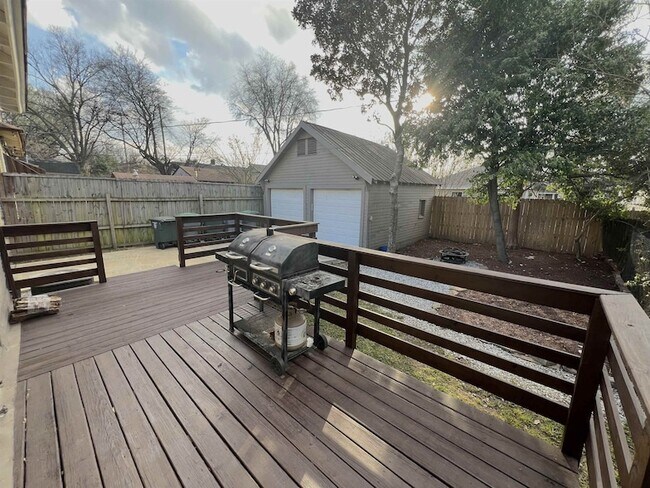 Building Photo - 897 S Cox St