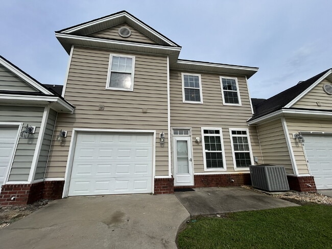 Building Photo - Town House For Rent