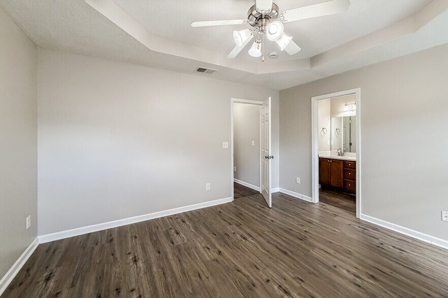 Building Photo - 804 Birchmill Point N