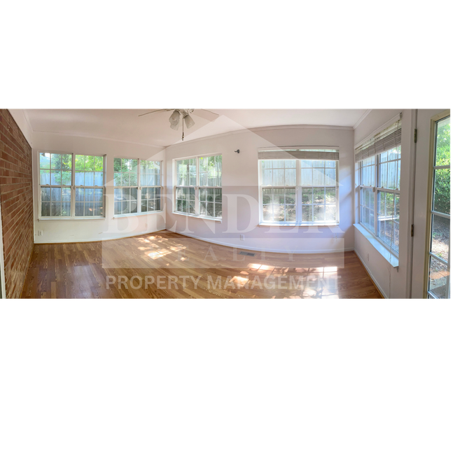 Building Photo - SINGLE FAMILY HOME IN THE CITY