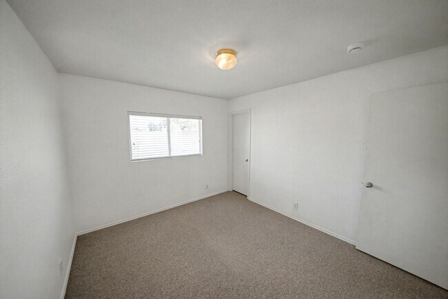 Building Photo - Beautiful 4-Bedroom Home in Bulverde Villa...