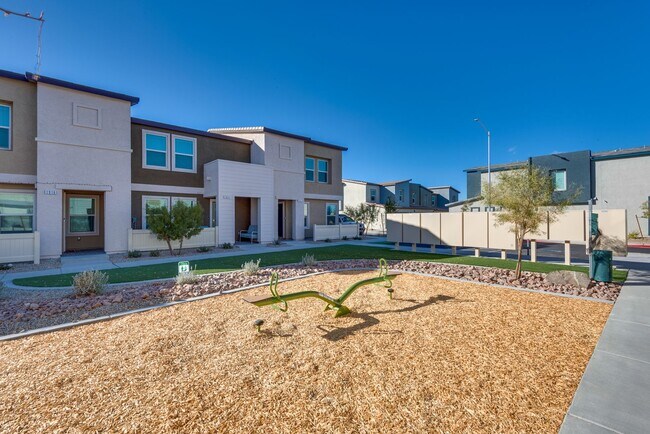 Building Photo - Welcome to a stunning recently built townh...