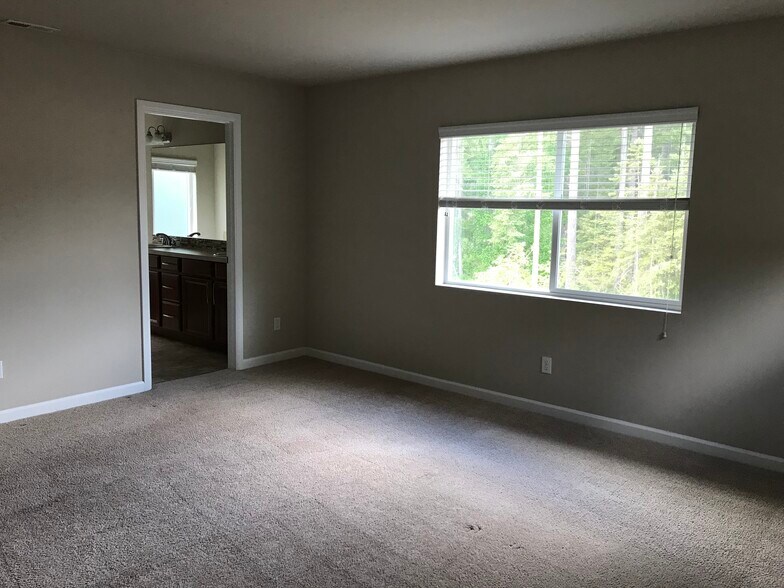 Large Master leading into master ensuite, private linen closet, large walk in closet - 8828 Jayden Ln NE