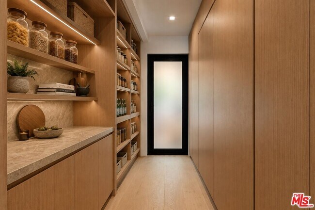 Building Photo - 1130 N Poinsettia Pl
