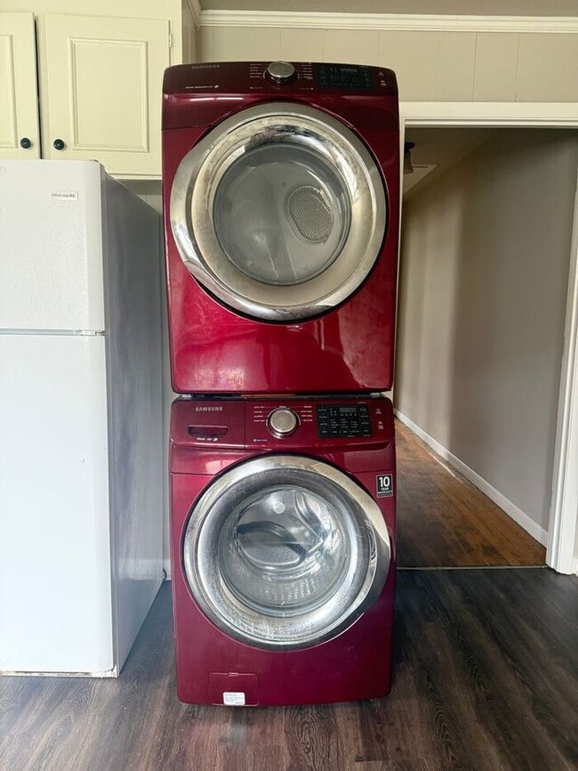 Building Photo - FOR RENT - 2 Bed Duplex in Madison! Large yard! Pets allowed!