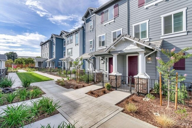 Building Photo - 327 Pear Tree Ln