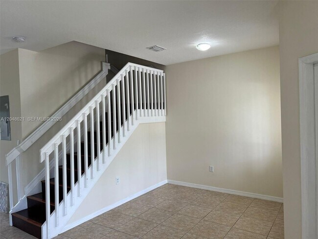 Building Photo - 1581 SE 31st Ct