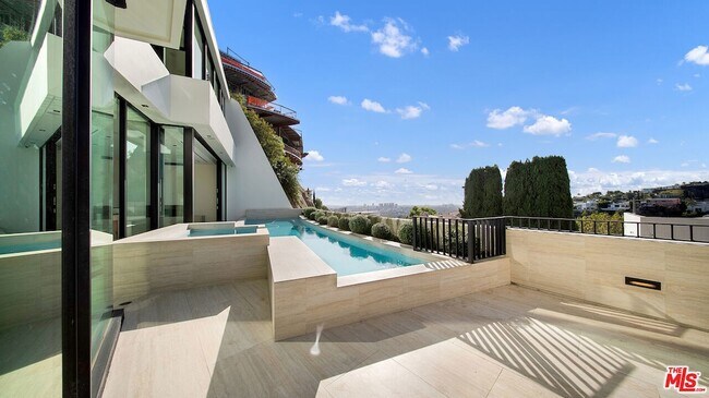 Building Photo - 8765 Hollywood Blvd